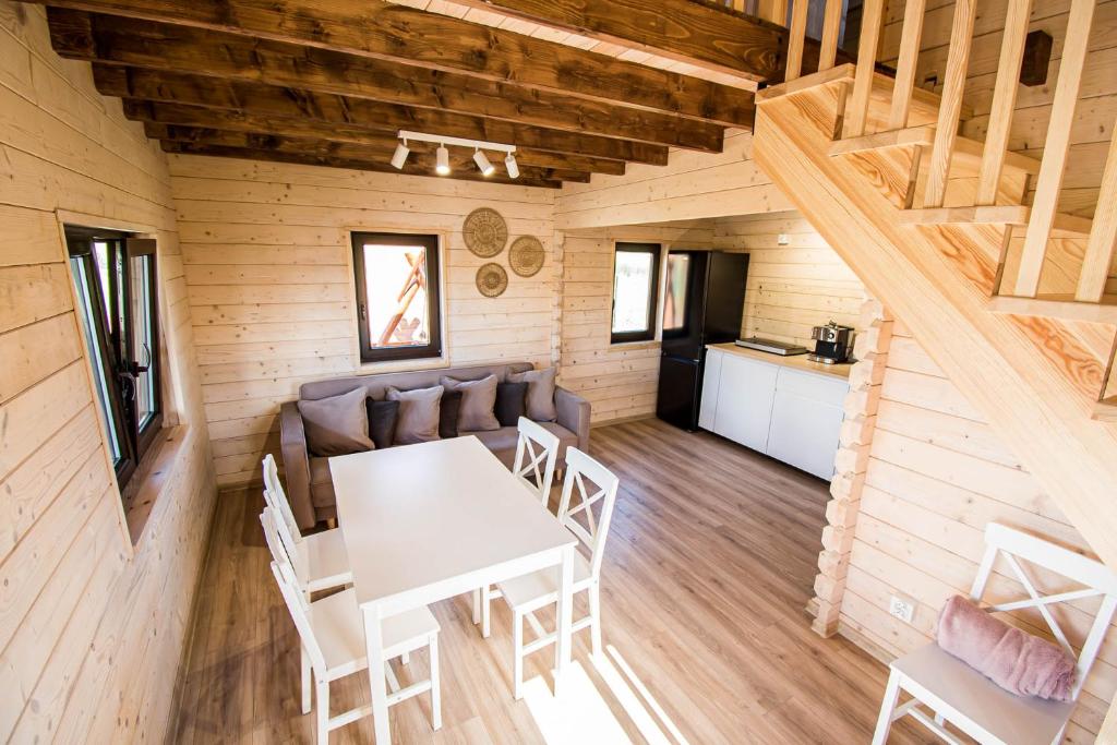 Jasny salon z jadalnią